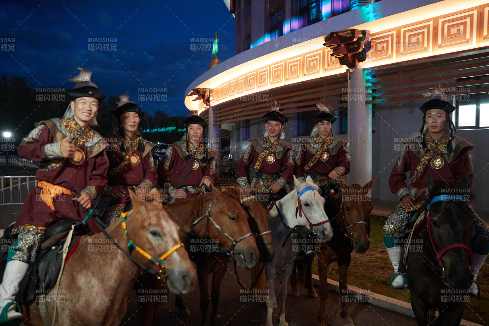 夜晚在蒙古大帐钱表演马术的蒙古骑手图片