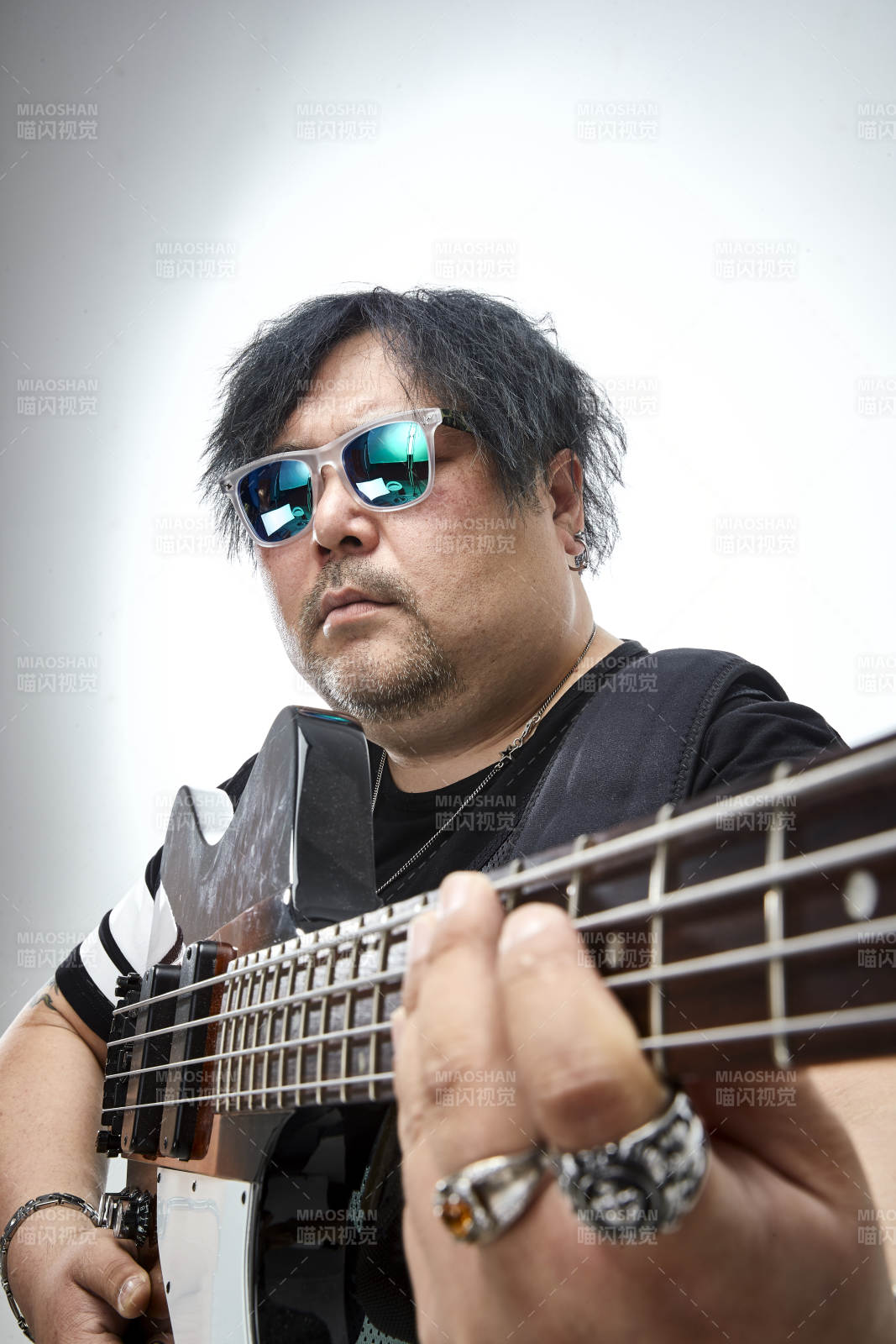手持贝斯.低音吉他展示演奏的男性乐手人像图片