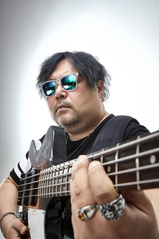 手持贝斯.低音吉他展示演奏的男性乐手人像图片