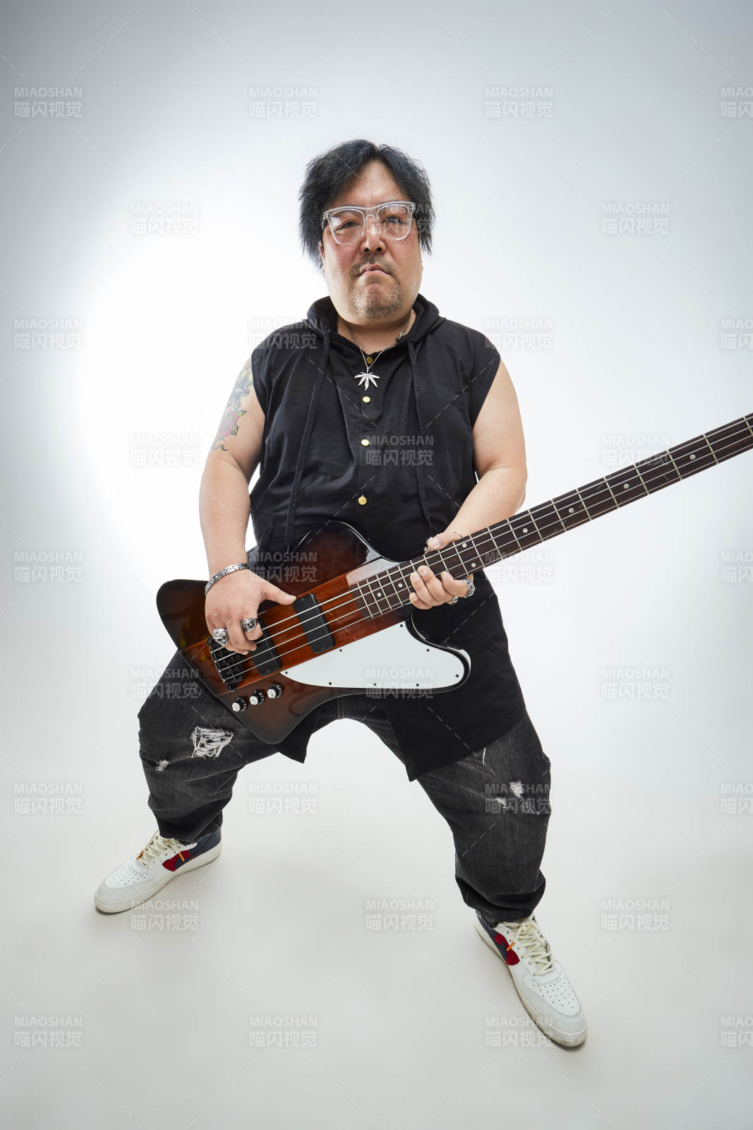 手持贝斯.低音吉他展示演奏的男性乐手人像图片