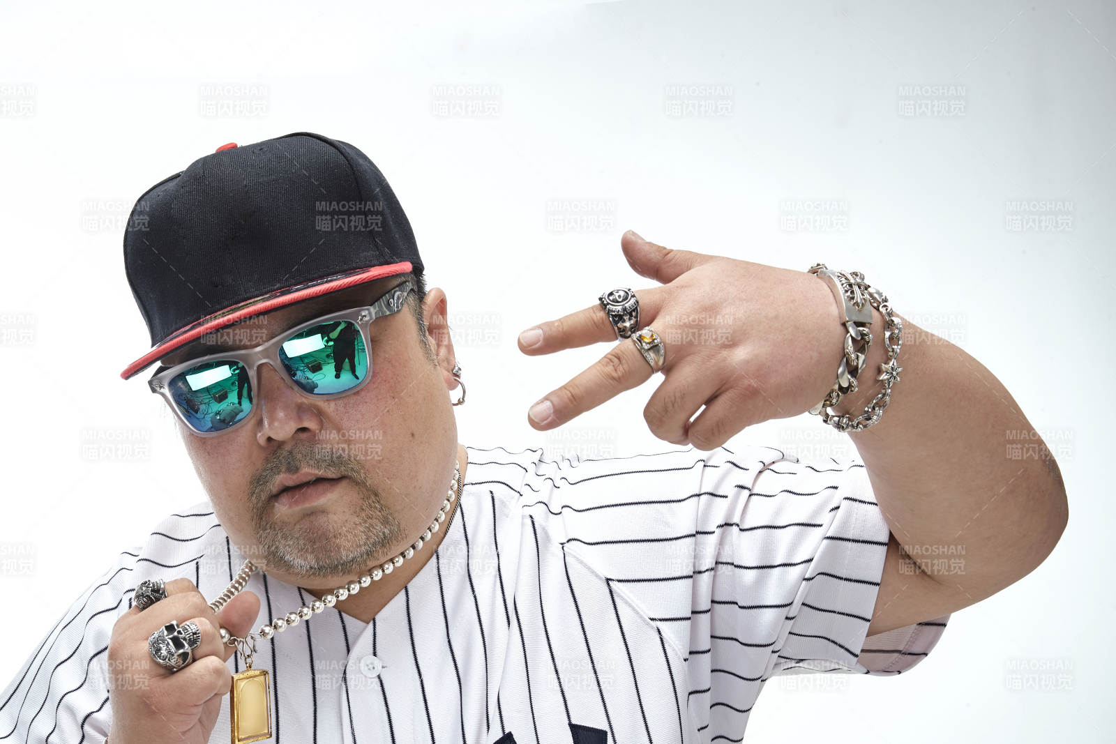 壮硕的亚洲男性说唱嘻哈歌手人像肖像图片