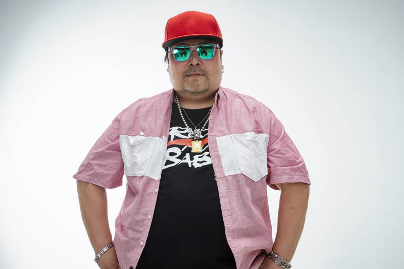 壮硕的亚洲男性说唱嘻哈歌手人像肖像图片