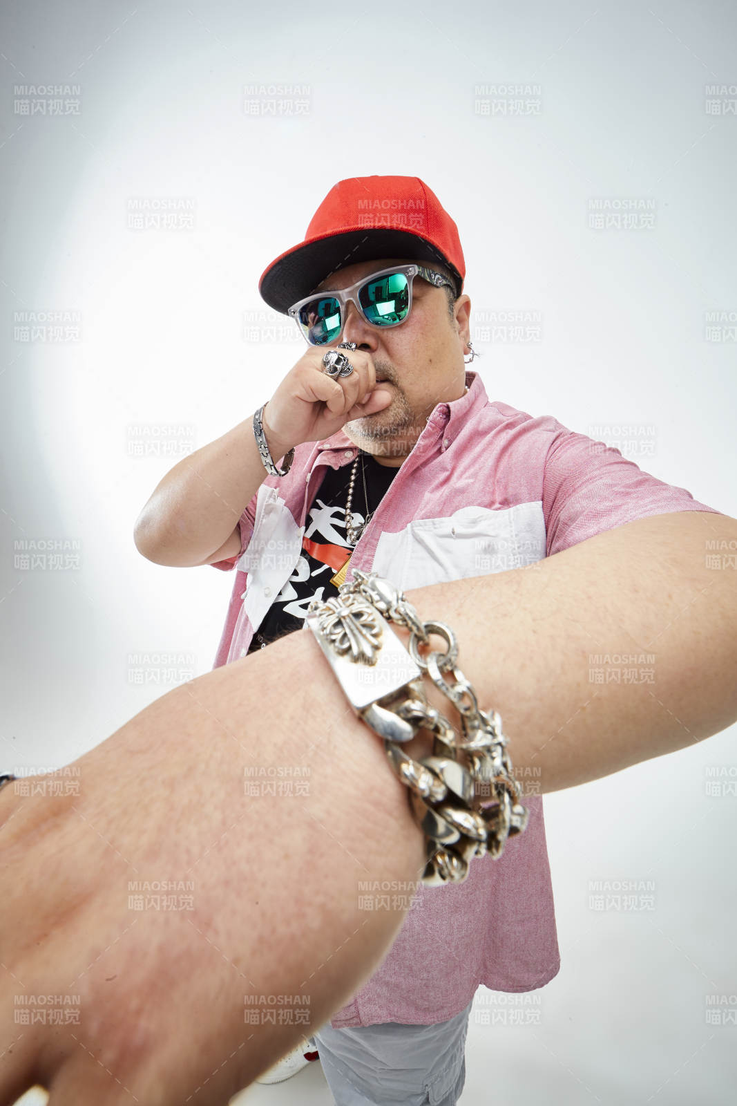 壮硕的亚洲男性说唱嘻哈歌手人像肖像图片