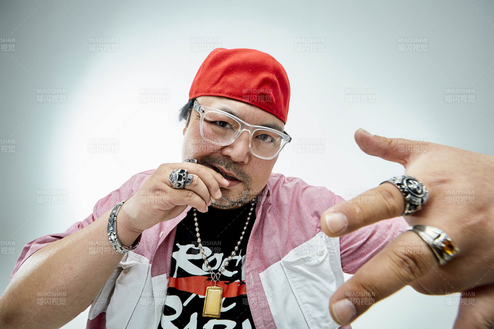 壮硕的亚洲男性说唱嘻哈歌手人像肖像图片