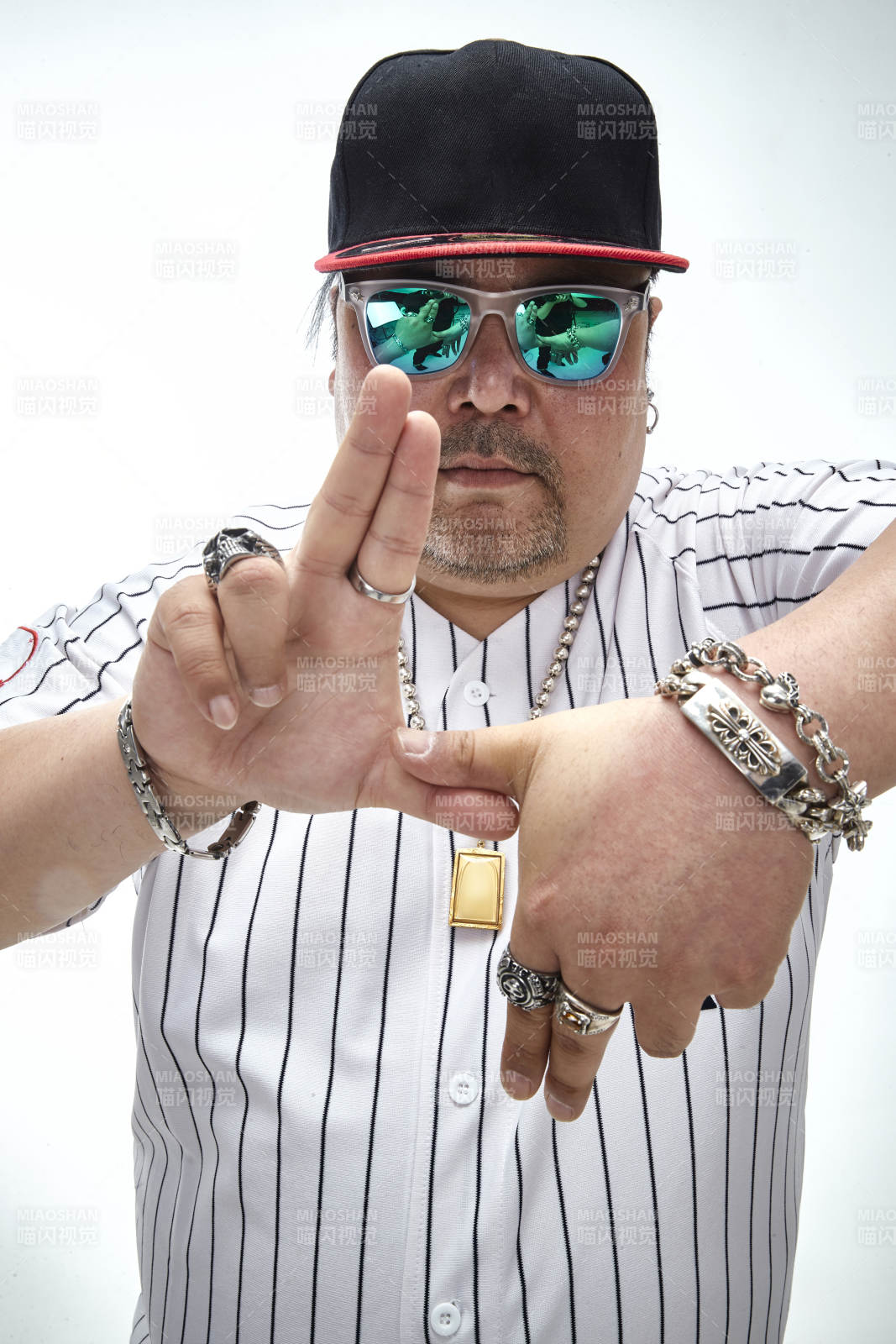 壮硕的亚洲男性说唱嘻哈歌手人像肖像图片