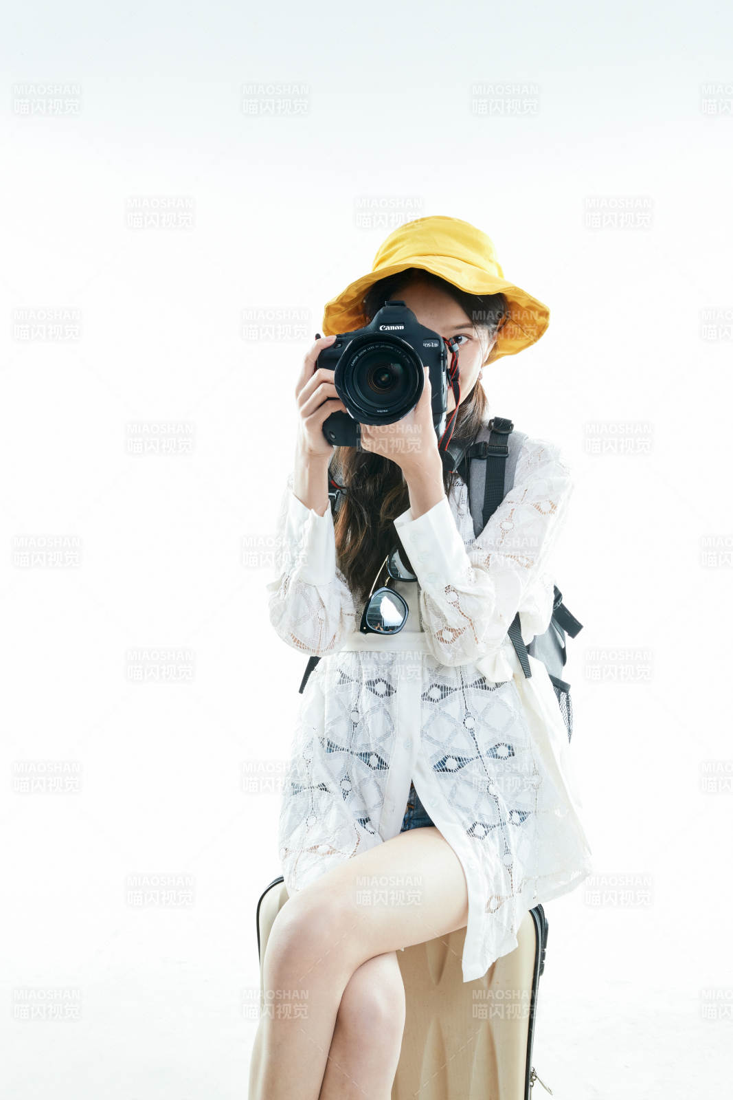 白色背景下准备出发旅行的美丽东方女大学生图片