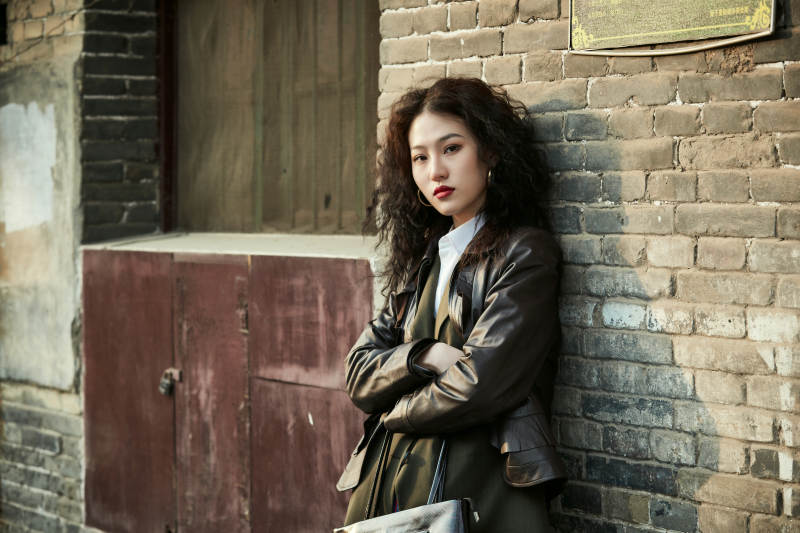 老旧城区里穿着复古港风的美丽清纯少女图片