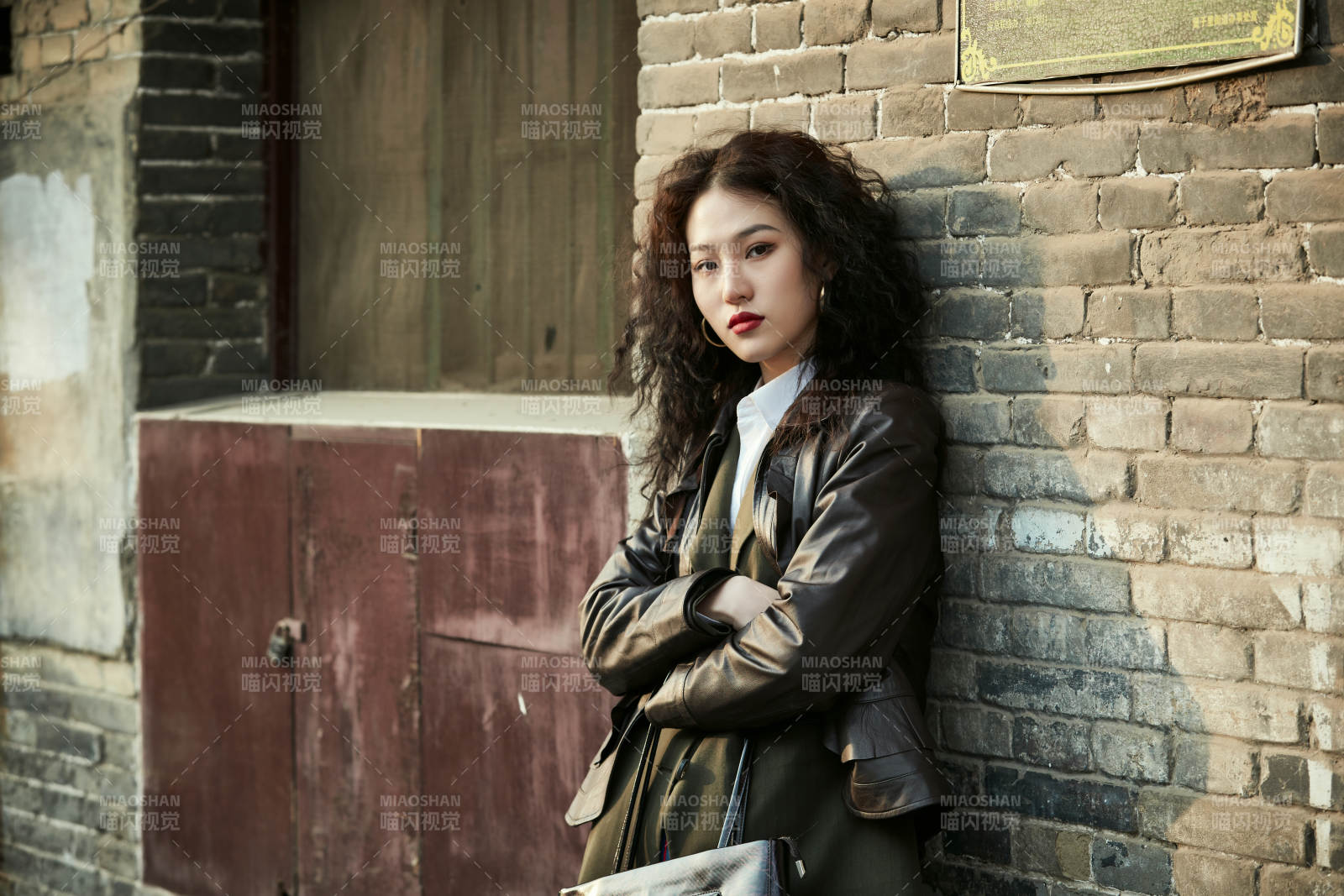 老旧城区里穿着复古港风的美丽清纯少女图片