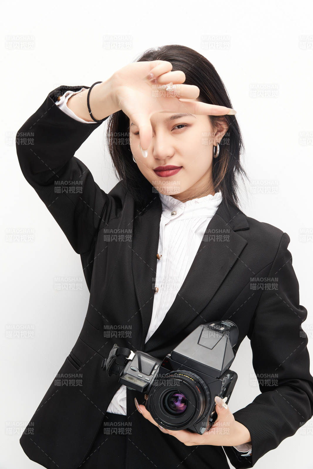 棚拍白色背景亚洲青年女性摄影师图片
