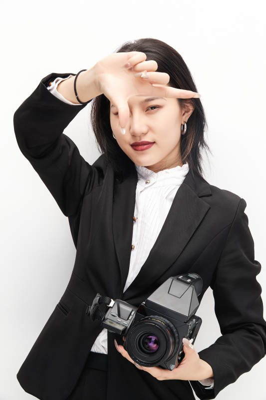 棚拍白色背景亚洲青年女性摄影师图片