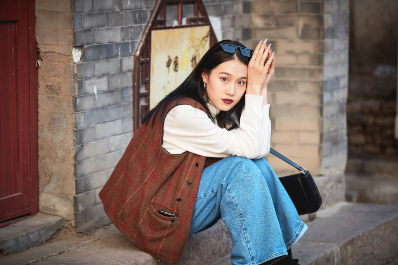 老旧城区里穿着复古港风的美丽清纯少女图片