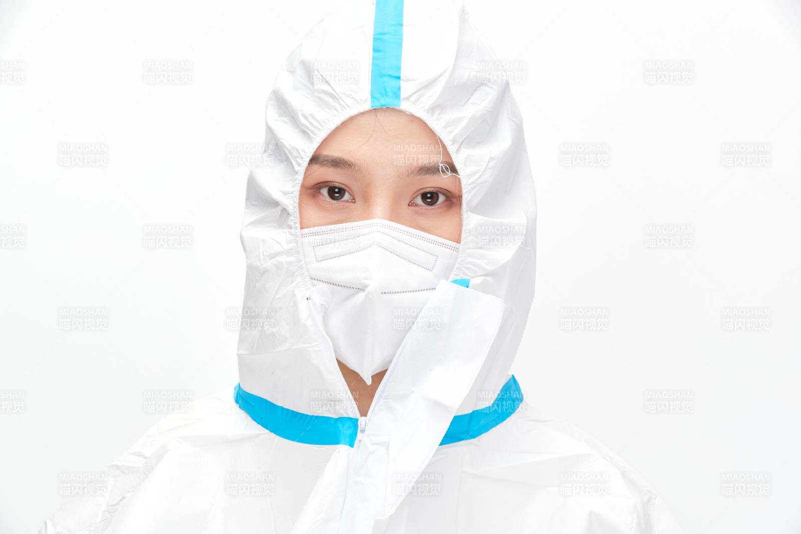 穿白色防护服佩戴护目镜口罩的女性医疗人员图片