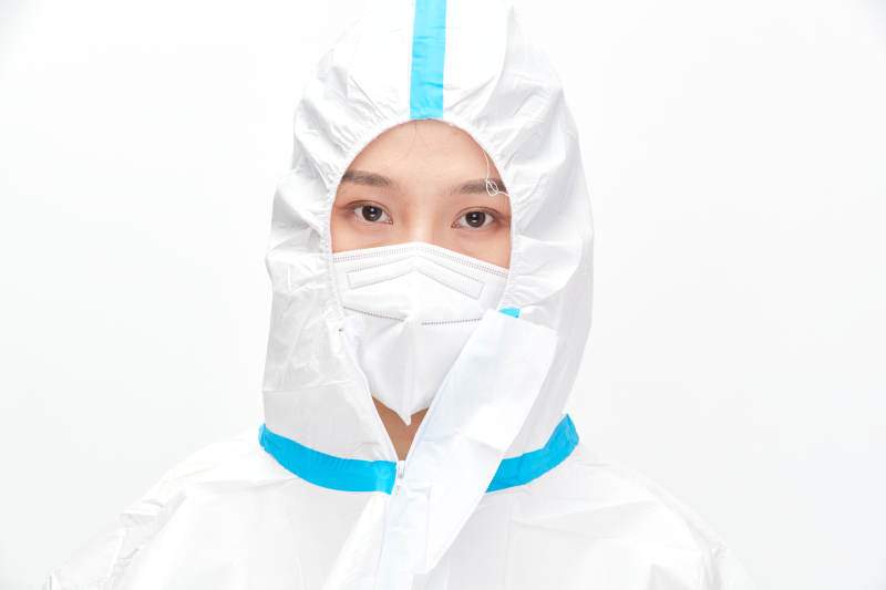 穿白色防护服佩戴护目镜口罩的女性医疗人员图片