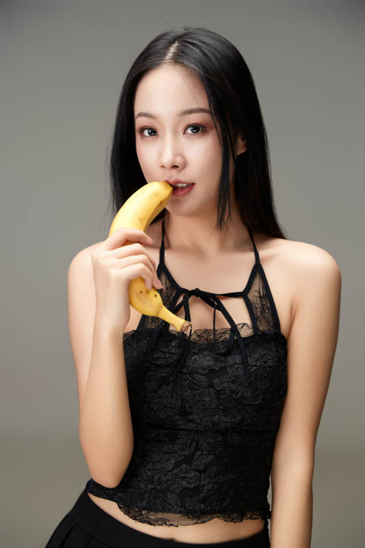 吃水果的亚洲东方长发少女图片