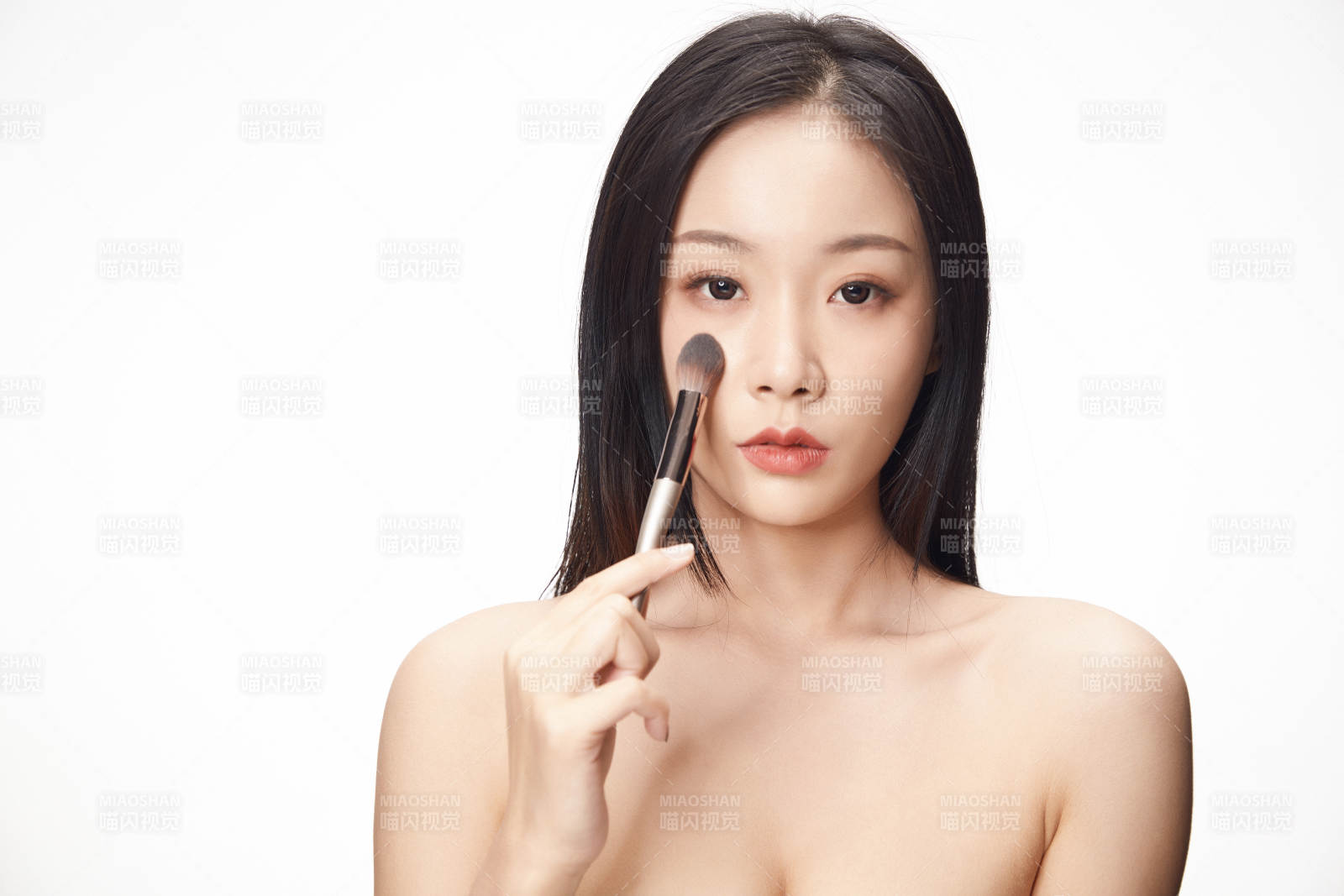 亚洲美女面部特写化妆护肤图片