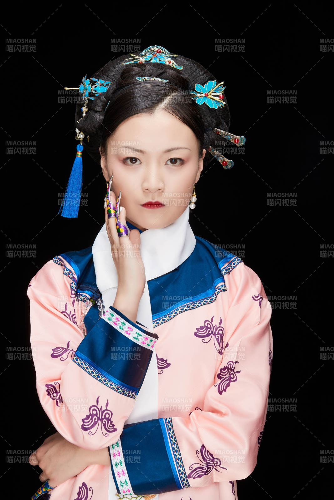 黑色背景下的清代女性古装造型清朝古装图片