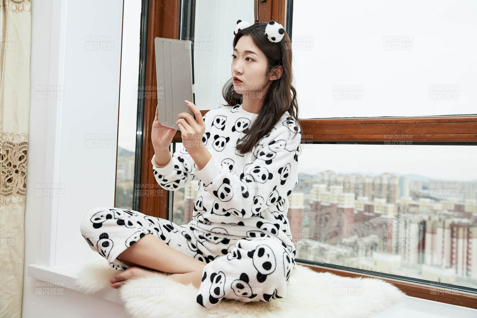 躺在舒适的飘窗上听音乐追剧的亚洲少女图片