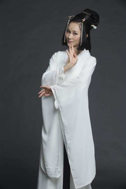 身穿古装的汉服女性人像汉服影棚拍摄图片