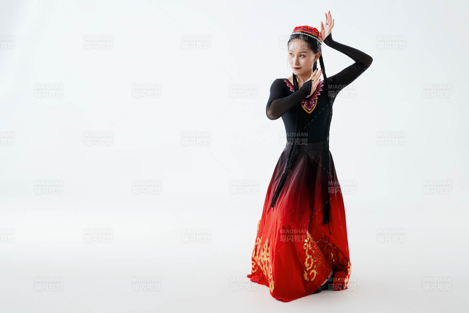 穿着新疆维吾尔族服饰跳舞的少女图片