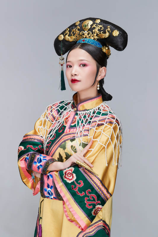 白色背景下的清代女性古装造型清朝古装图片