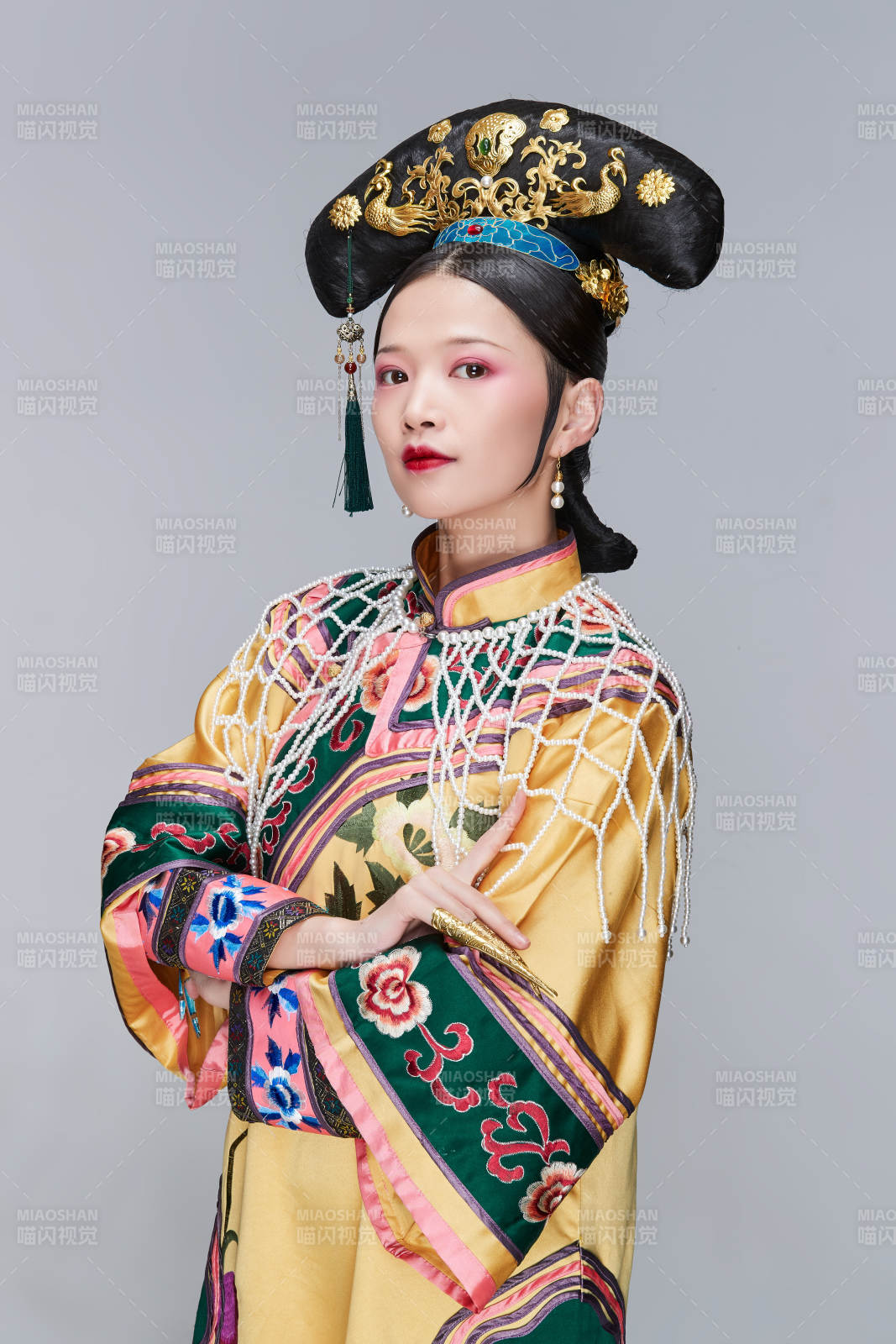 白色背景下的清代女性古装造型清朝古装图片