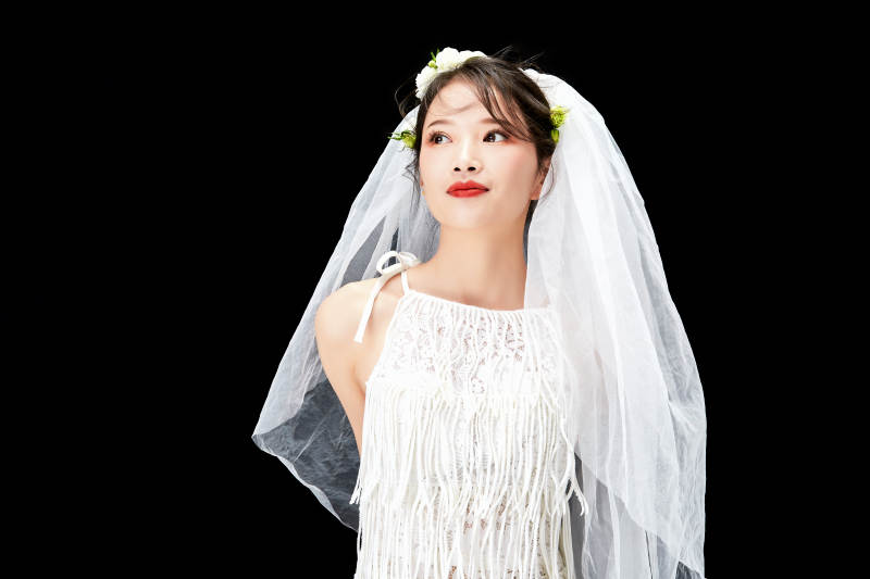 黑色背景下的美妆新娘彩妆人像图片
