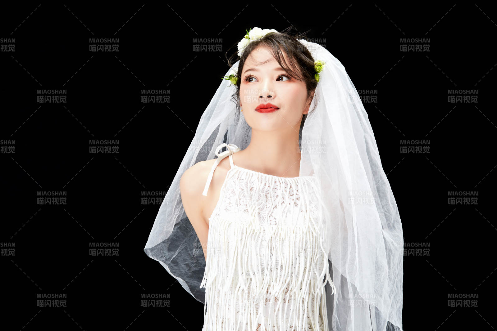 黑色背景下的美妆新娘彩妆人像图片