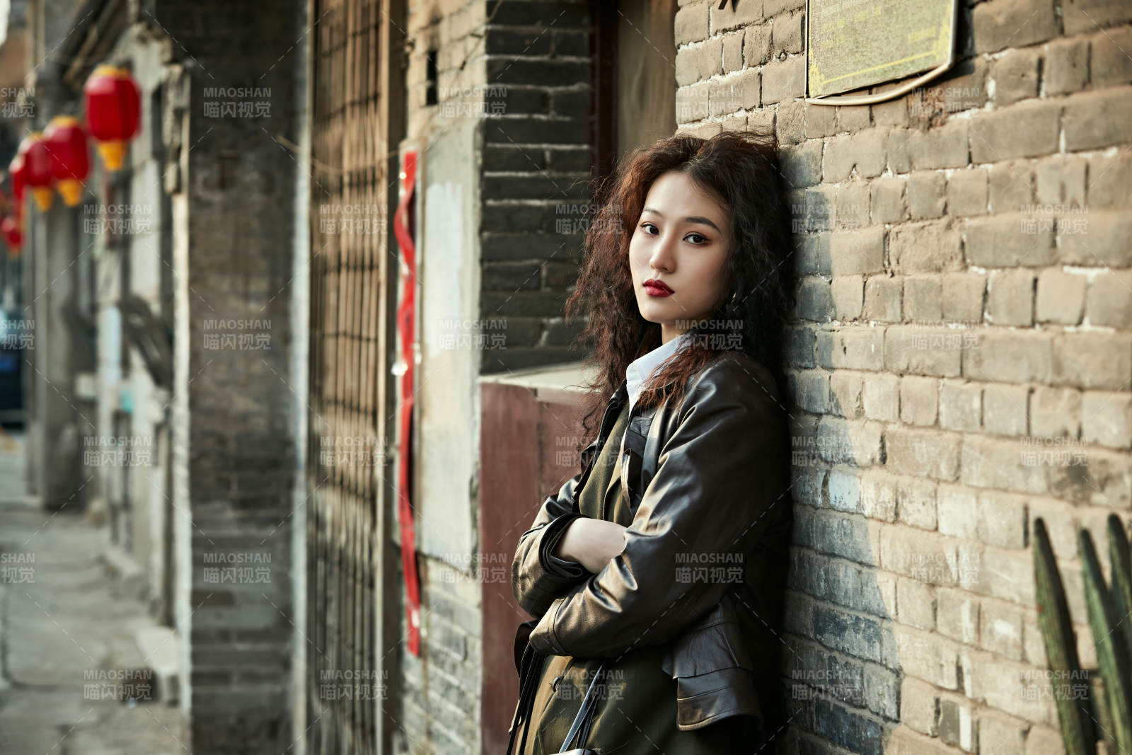 老旧城区里穿着复古港风的美丽清纯少女图片