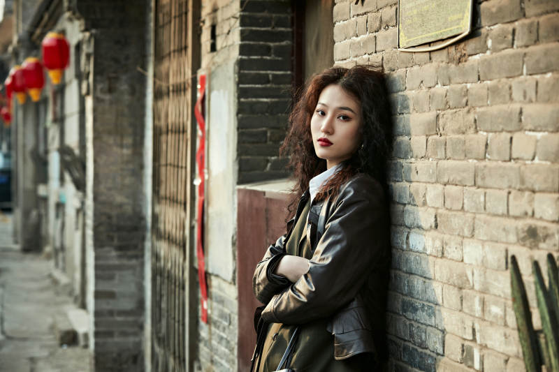 老旧城区里穿着复古港风的美丽清纯少女图片