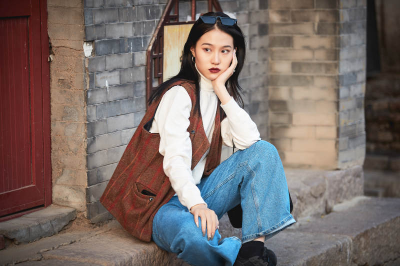 老旧城区里穿着复古港风的美丽清纯少女图片