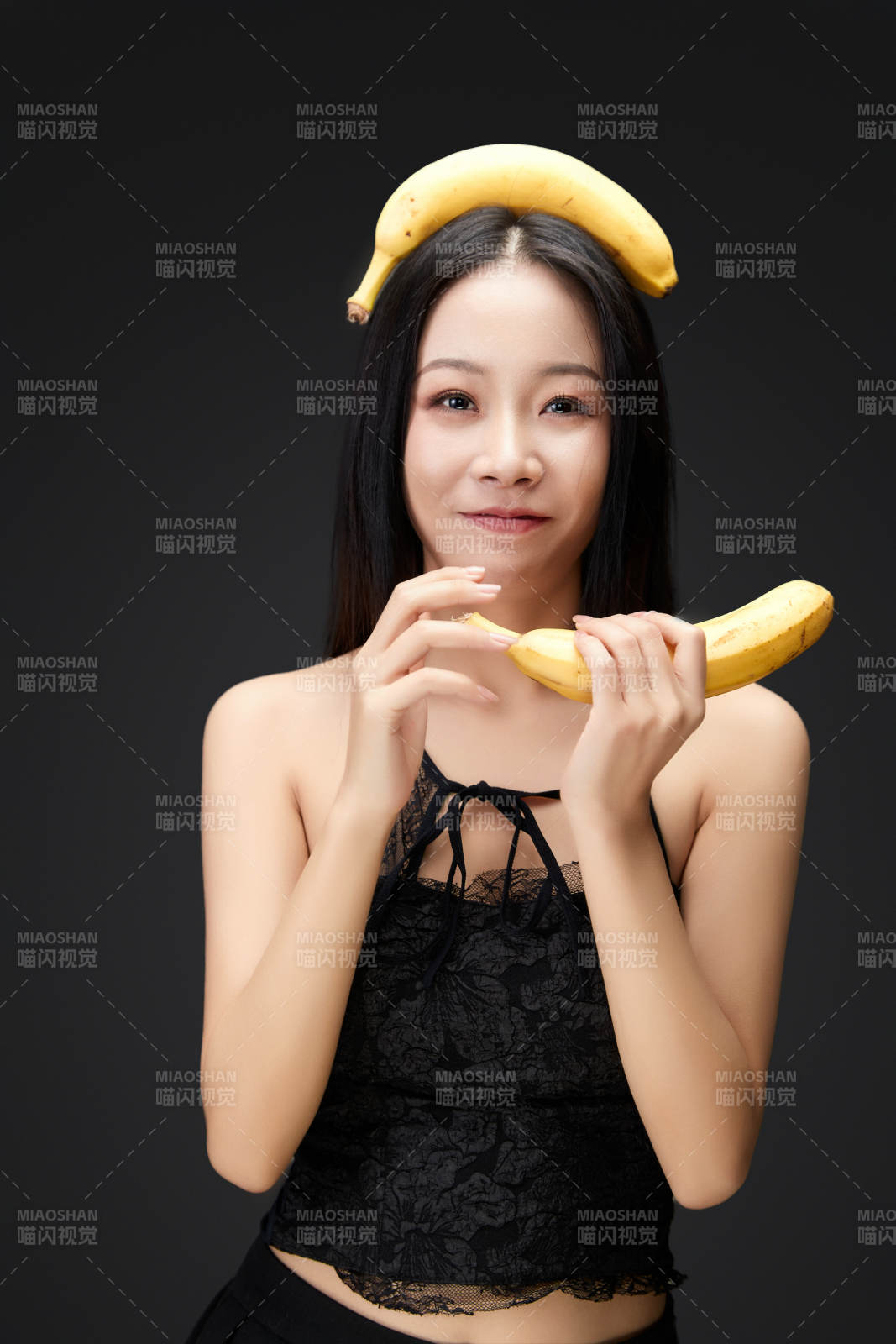 吃水果的亚洲东方长发少女图片