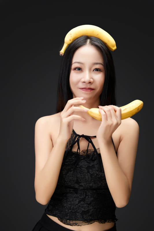 吃水果的亚洲东方长发少女图片