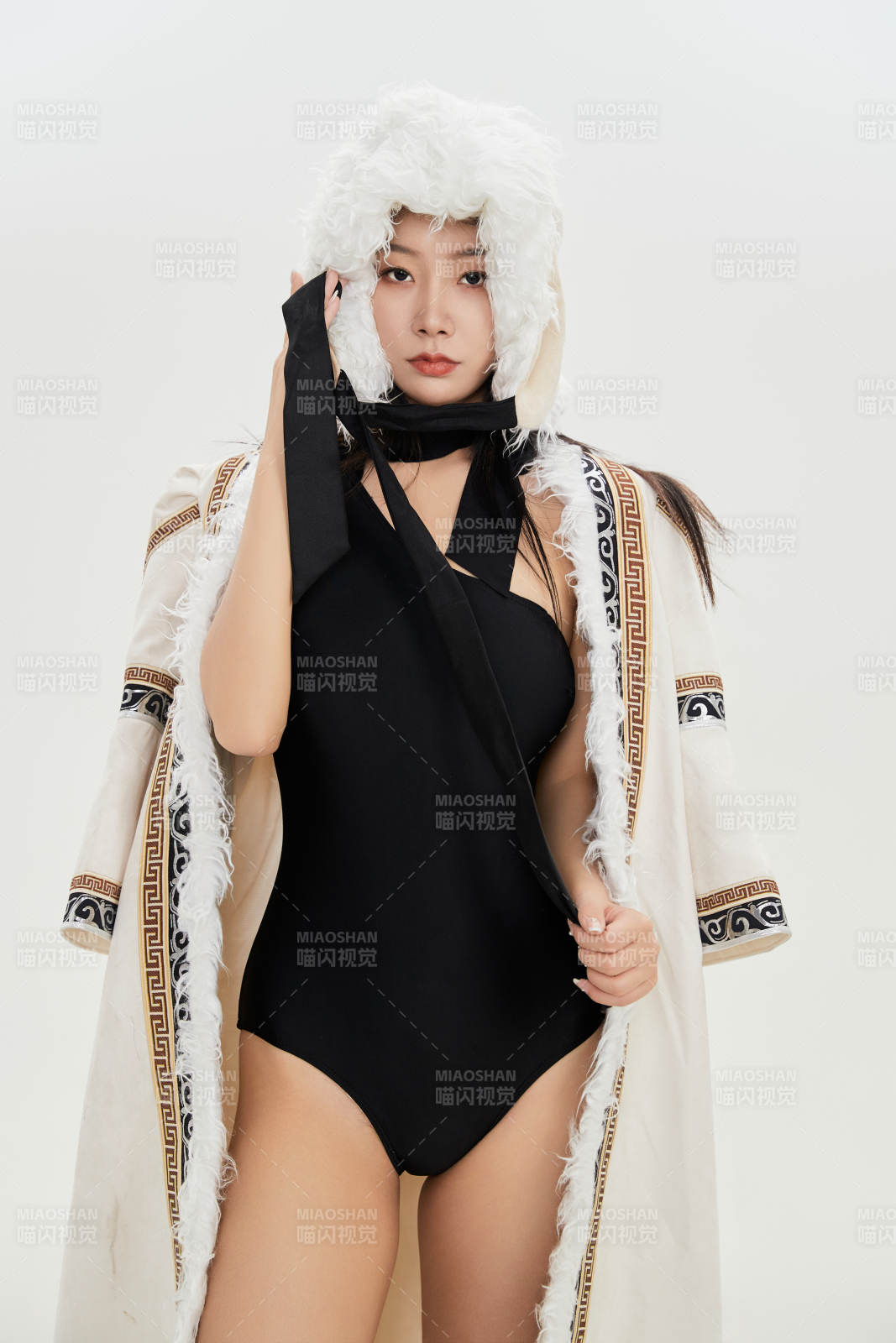 身穿混搭风格蒙族服饰的美女图片