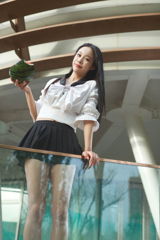 初夏户外公园吃西瓜的可爱少女图片