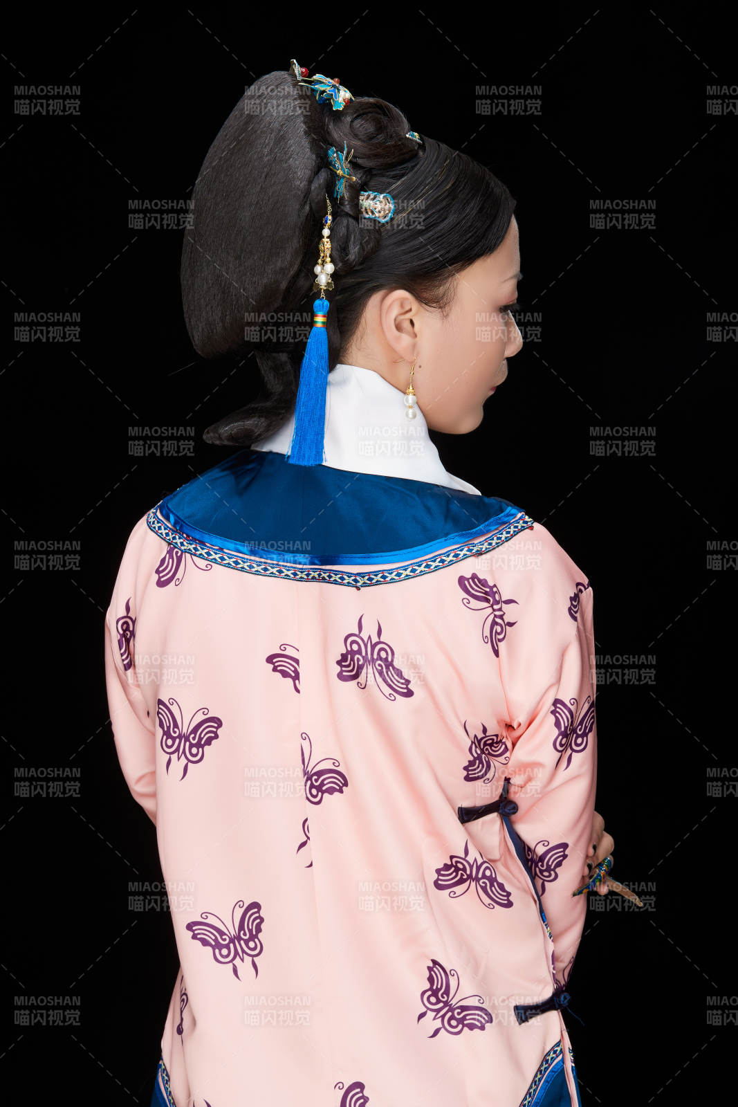 黑色背景下的清代女性古装造型清朝古装图片