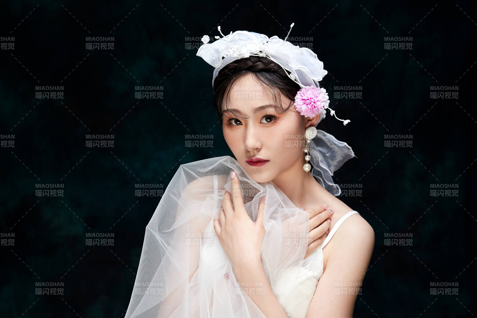 黑色背景下的女性复古婚纱妆面图片