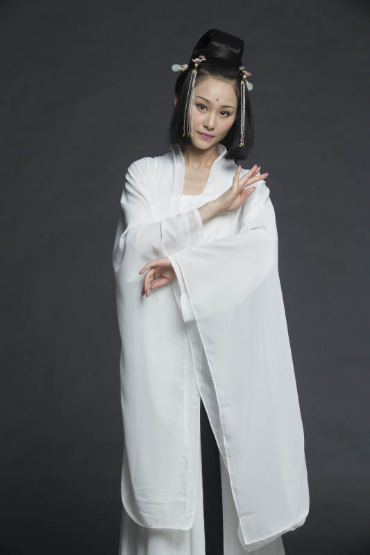 身穿古装的汉服女性人像汉服影棚拍摄图片