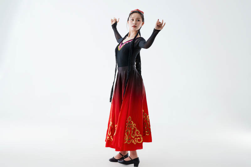 穿着新疆维吾尔族服饰跳舞的少女图片