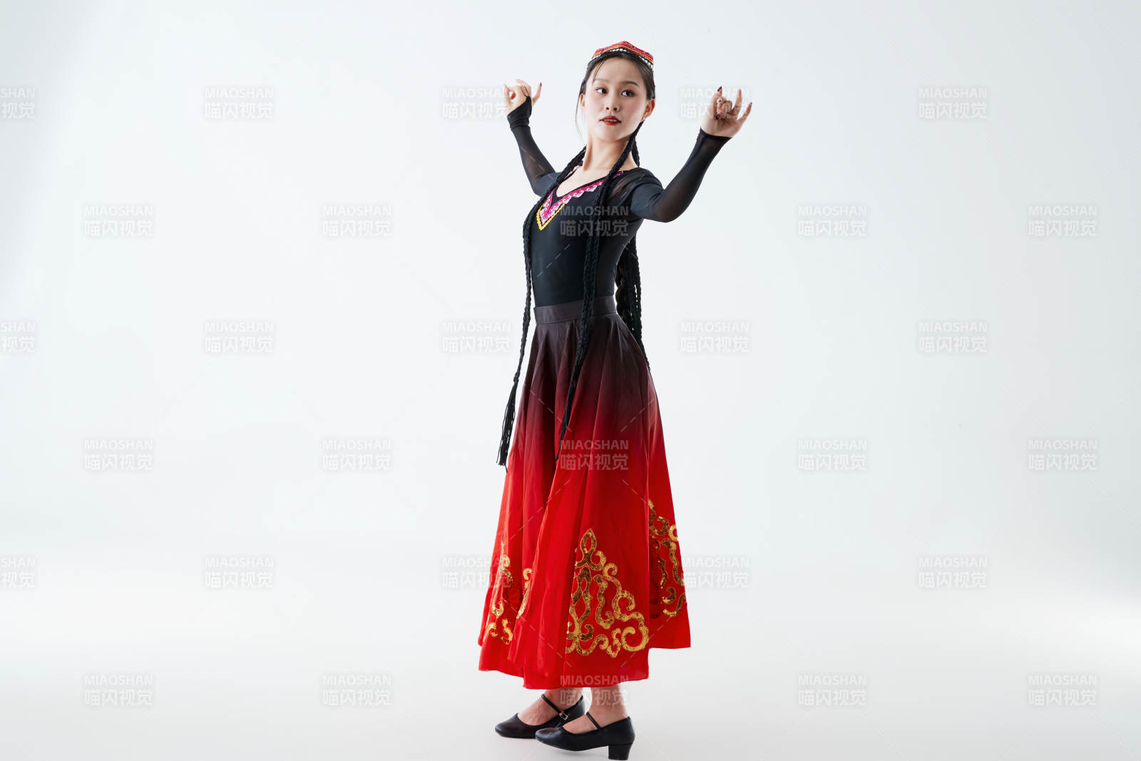 穿着新疆维吾尔族服饰跳舞的少女图片