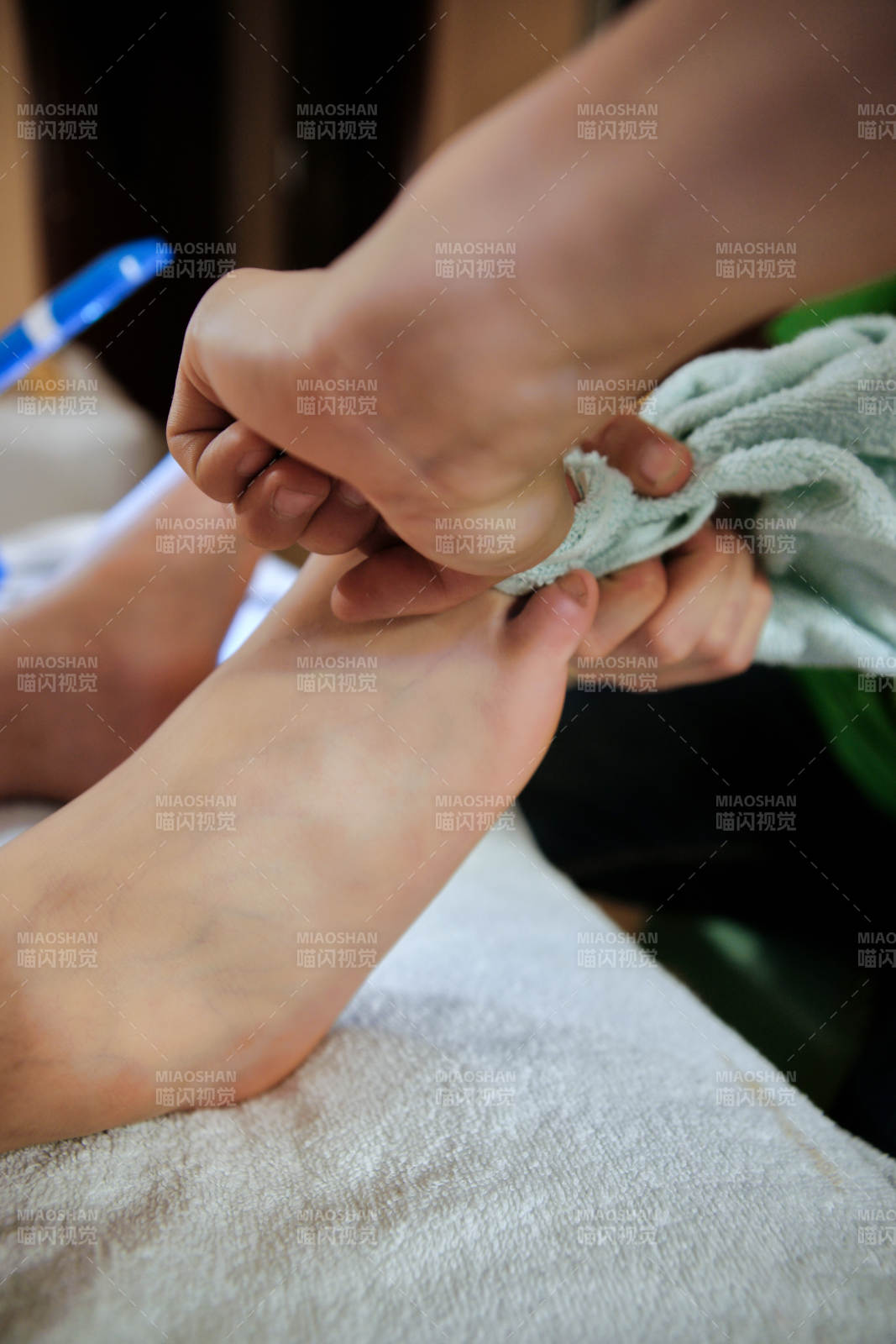 手法专业的足疗技师为客人修脚图片