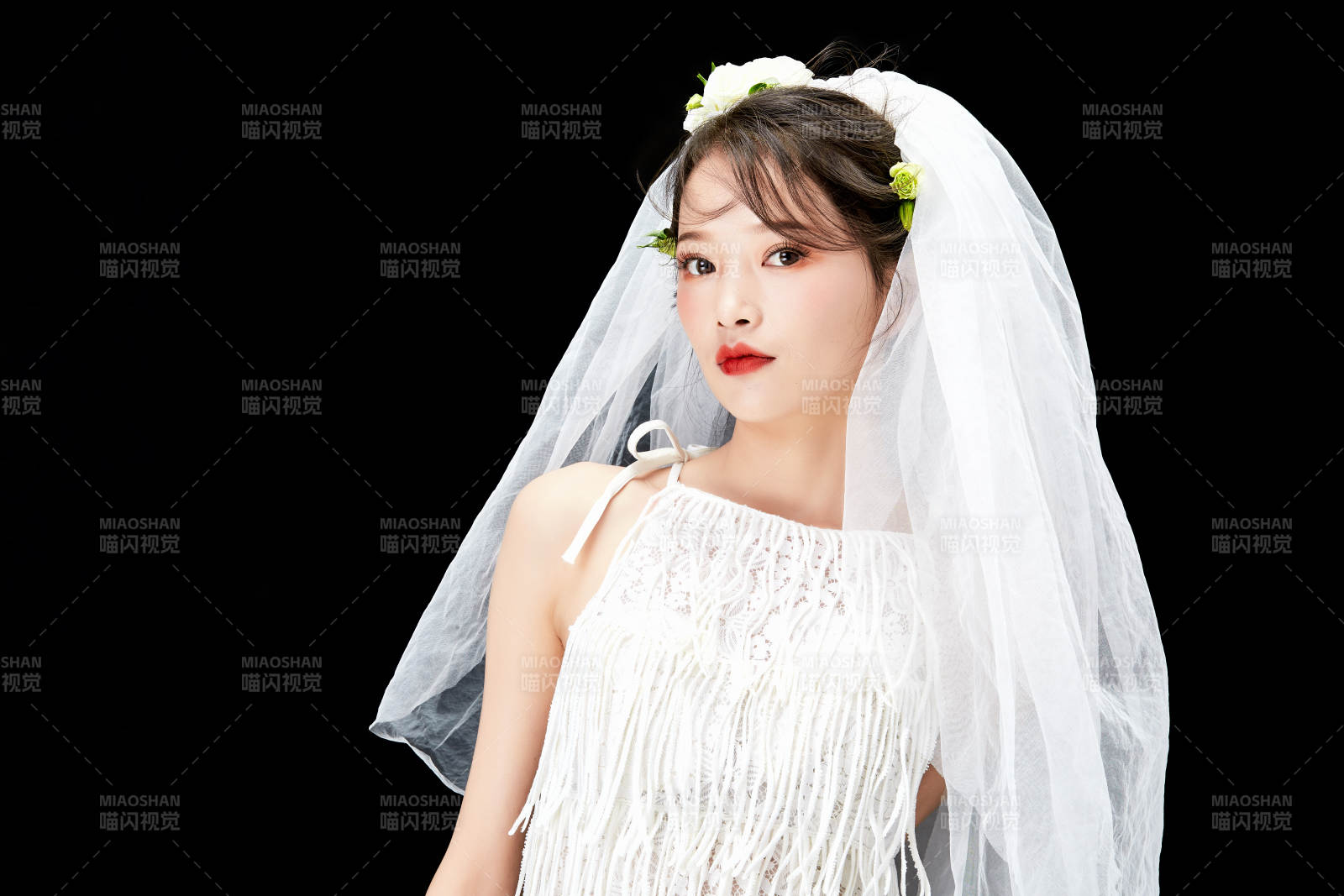 黑色背景下的美妆新娘彩妆人像图片