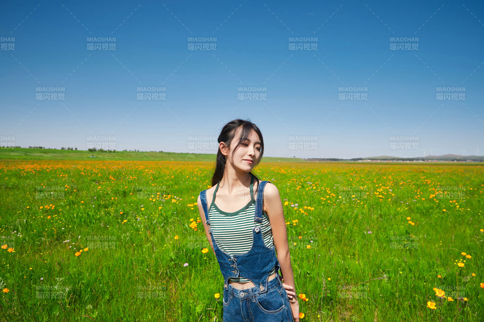 盛夏在草原湿地公园游玩的姑娘图片