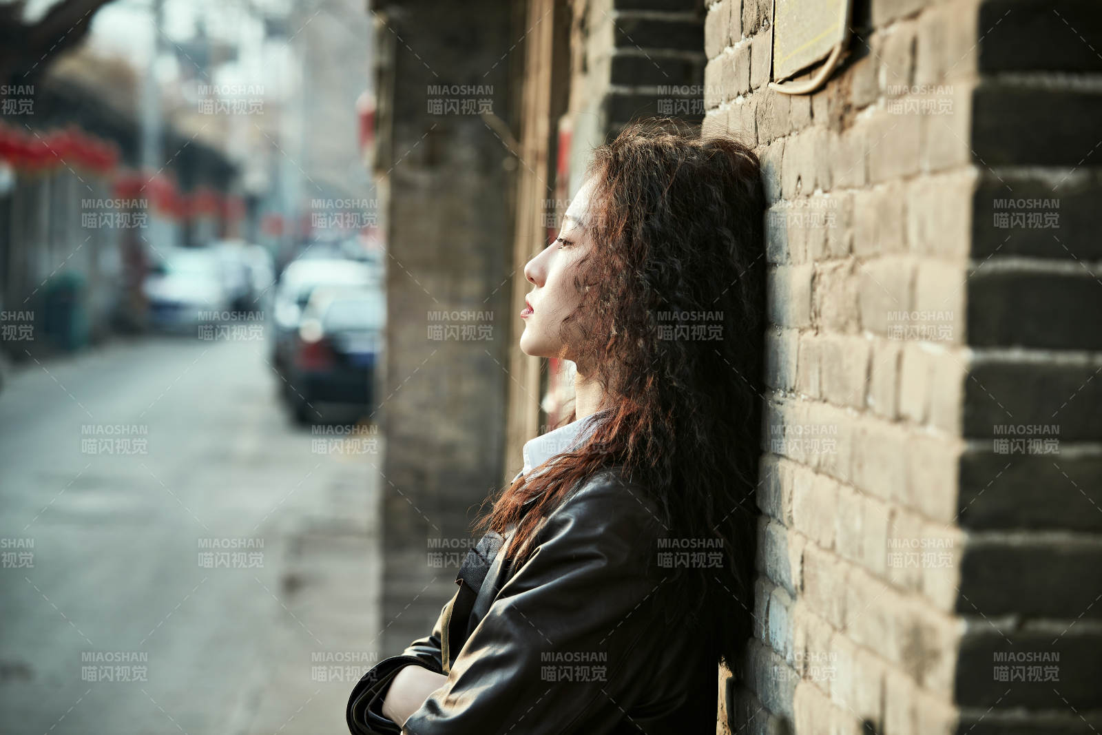 老旧城区里穿着复古港风的美丽清纯少女图片