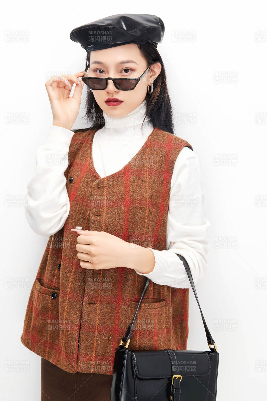 身穿复古服装的亚洲少女人像图片