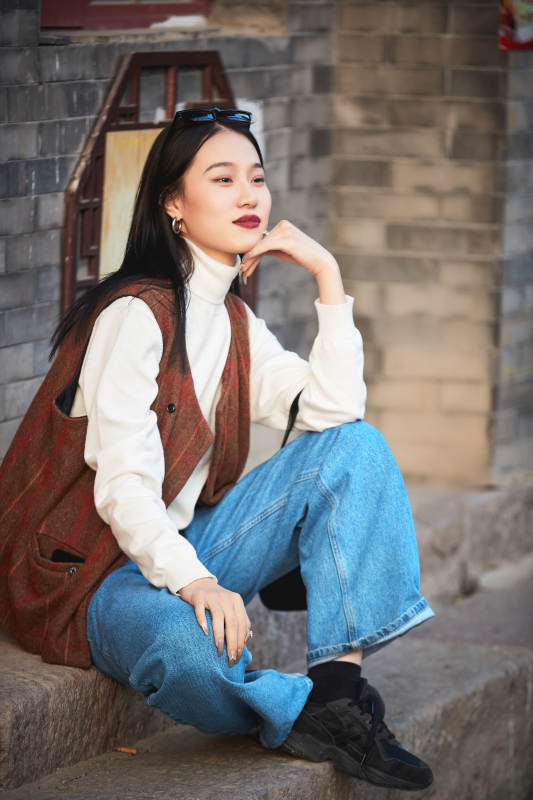 老旧城区里穿着复古港风的美丽清纯少女图片