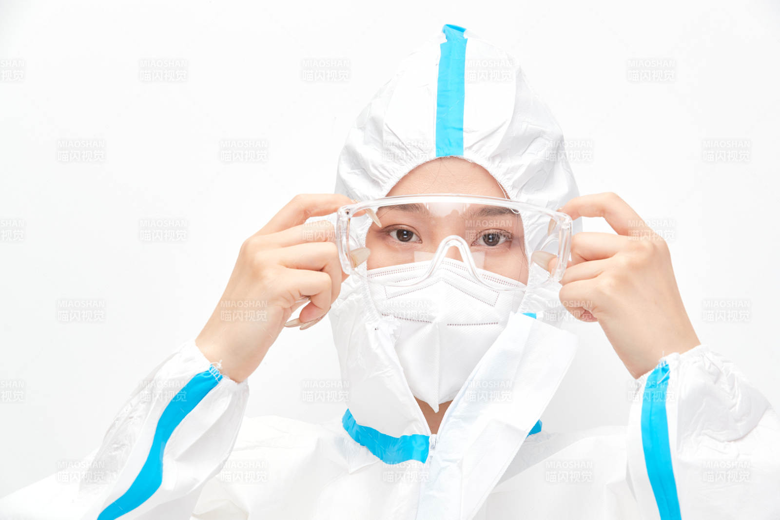 穿白色防护服佩戴护目镜口罩的女性医疗人员图片