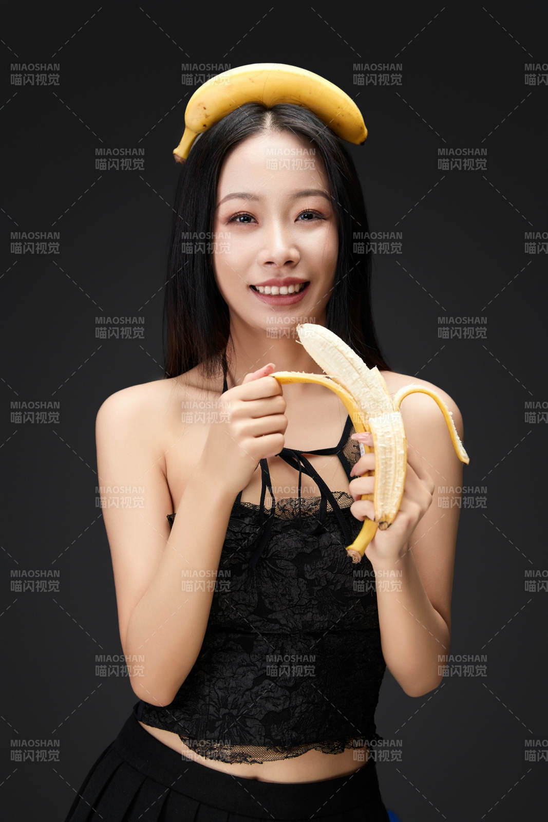 吃水果的亚洲东方长发少女图片