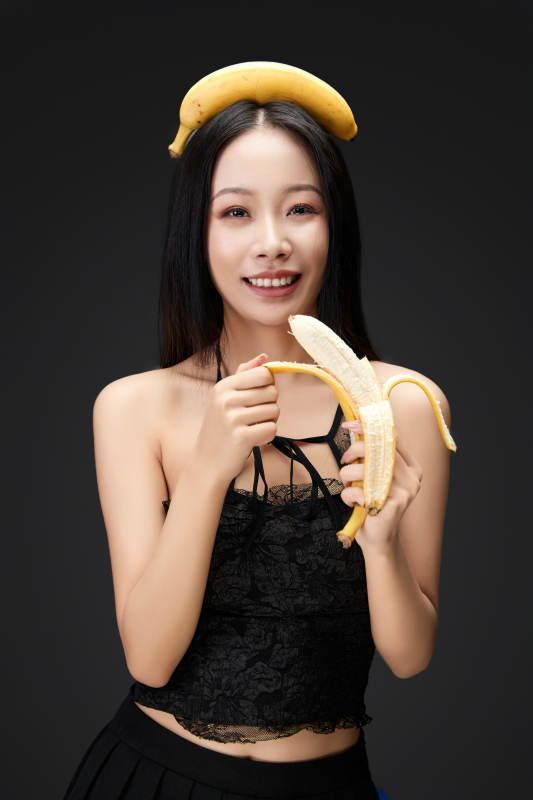 吃水果的亚洲东方长发少女图片