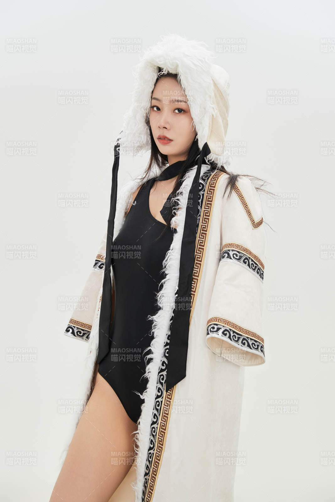 身穿混搭风格蒙族服饰的美女图片