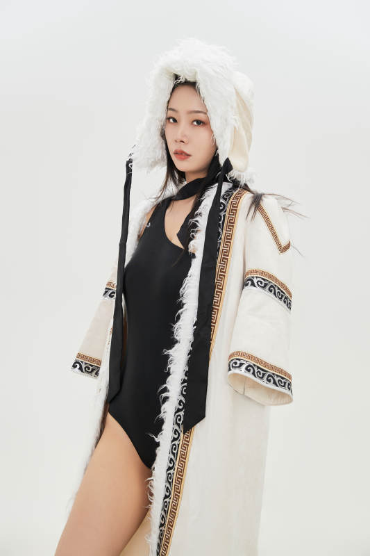 身穿混搭风格蒙族服饰的美女图片